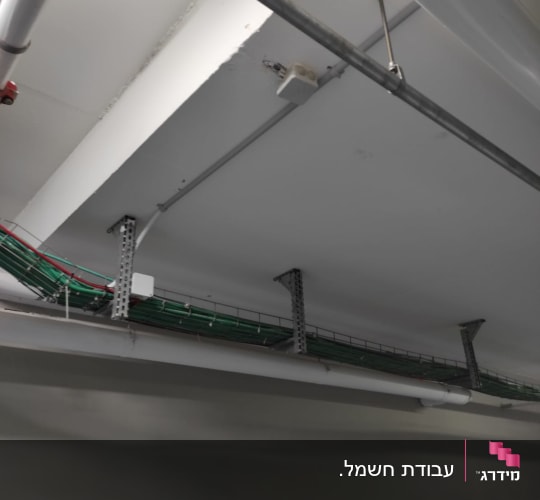 תעלות כבלים חשמליים מותקנות בתקרה עם צינורות מתכת